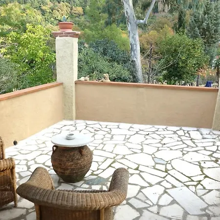 بيت خشبي The Old Olive Mill House Aegae